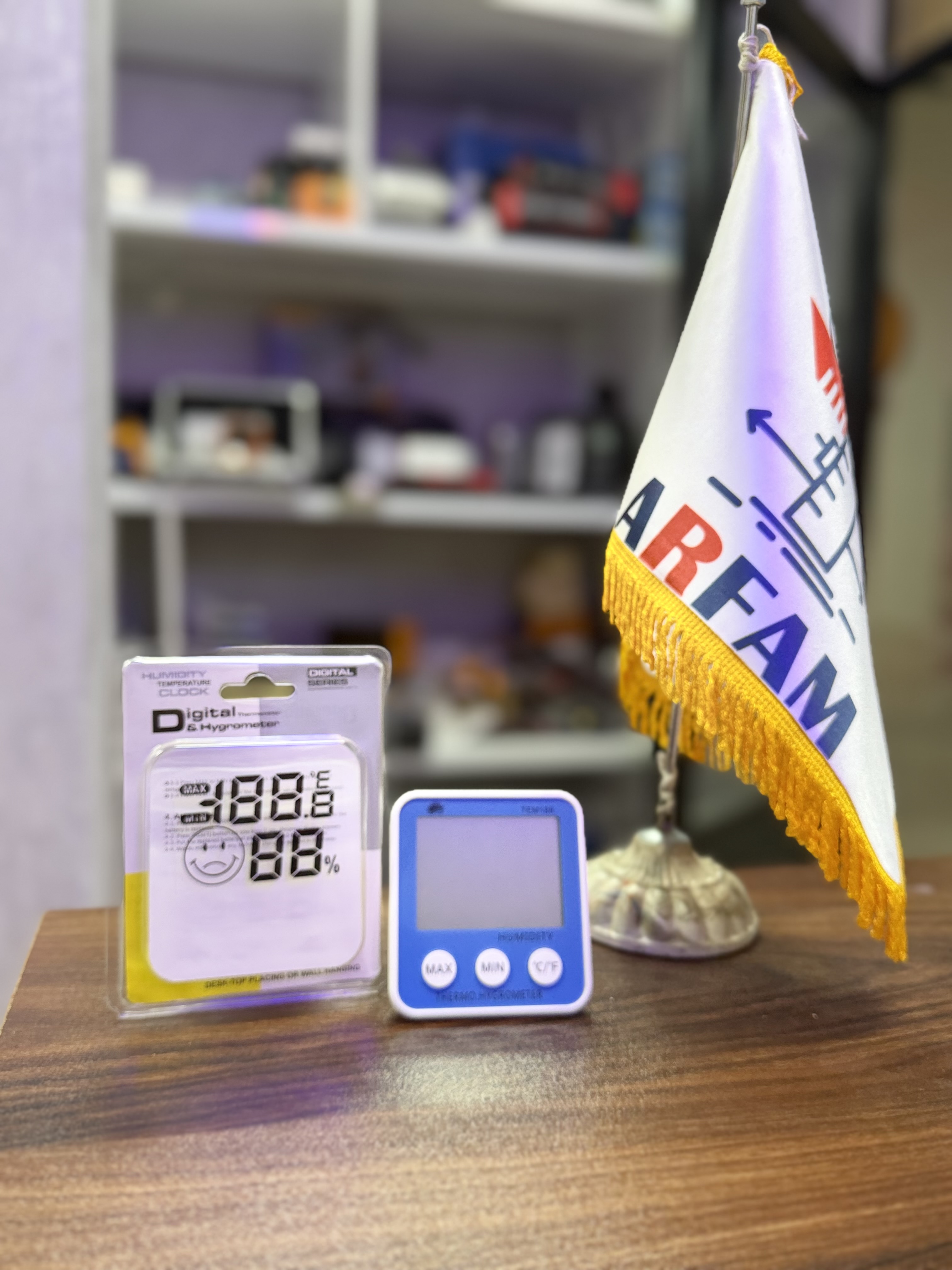 دماسنج و رطوبت سنج رومیزی و دیواری مدل TEM 188