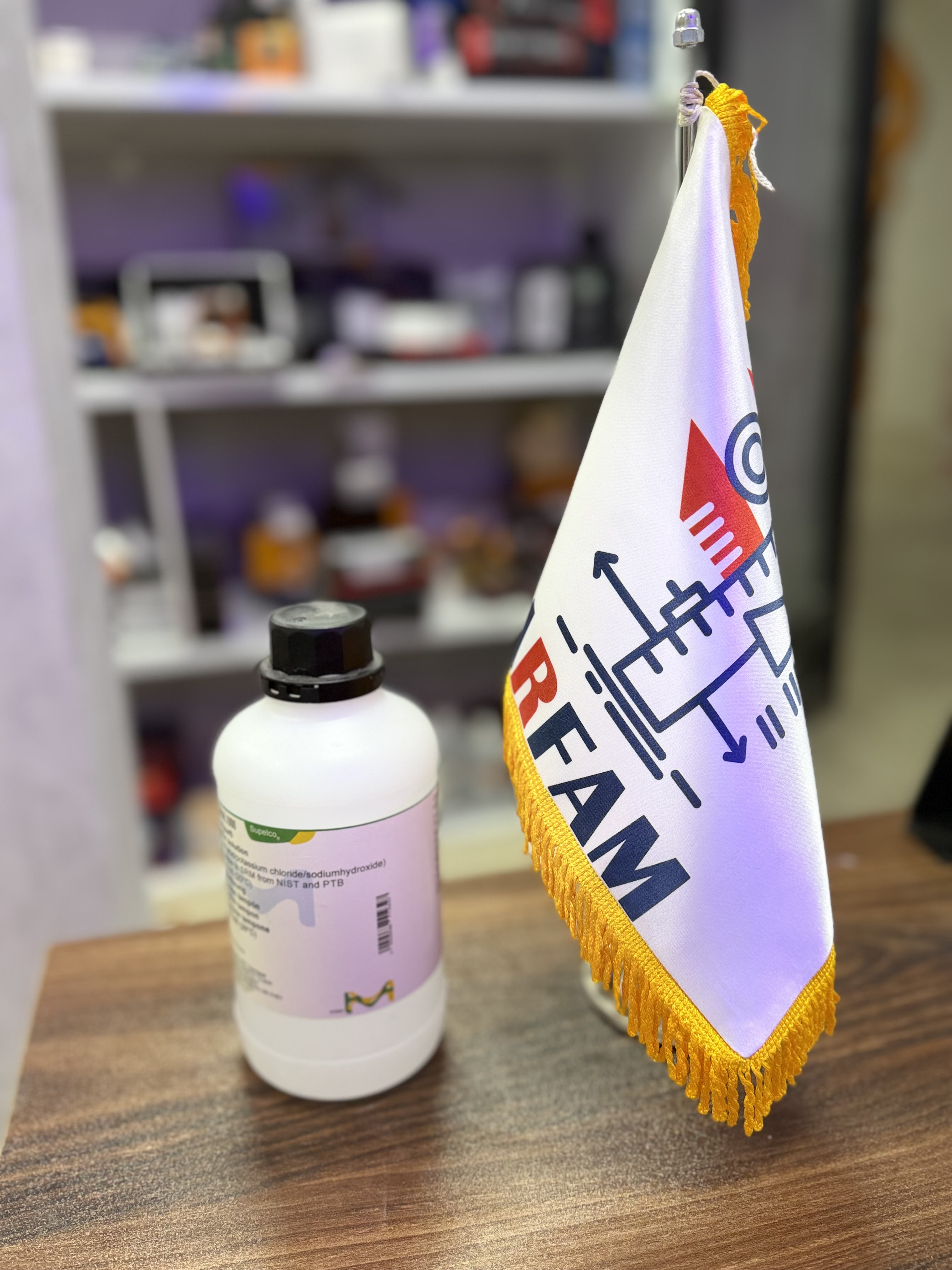 محلول بافر Ph=4 مرک  کد 109435